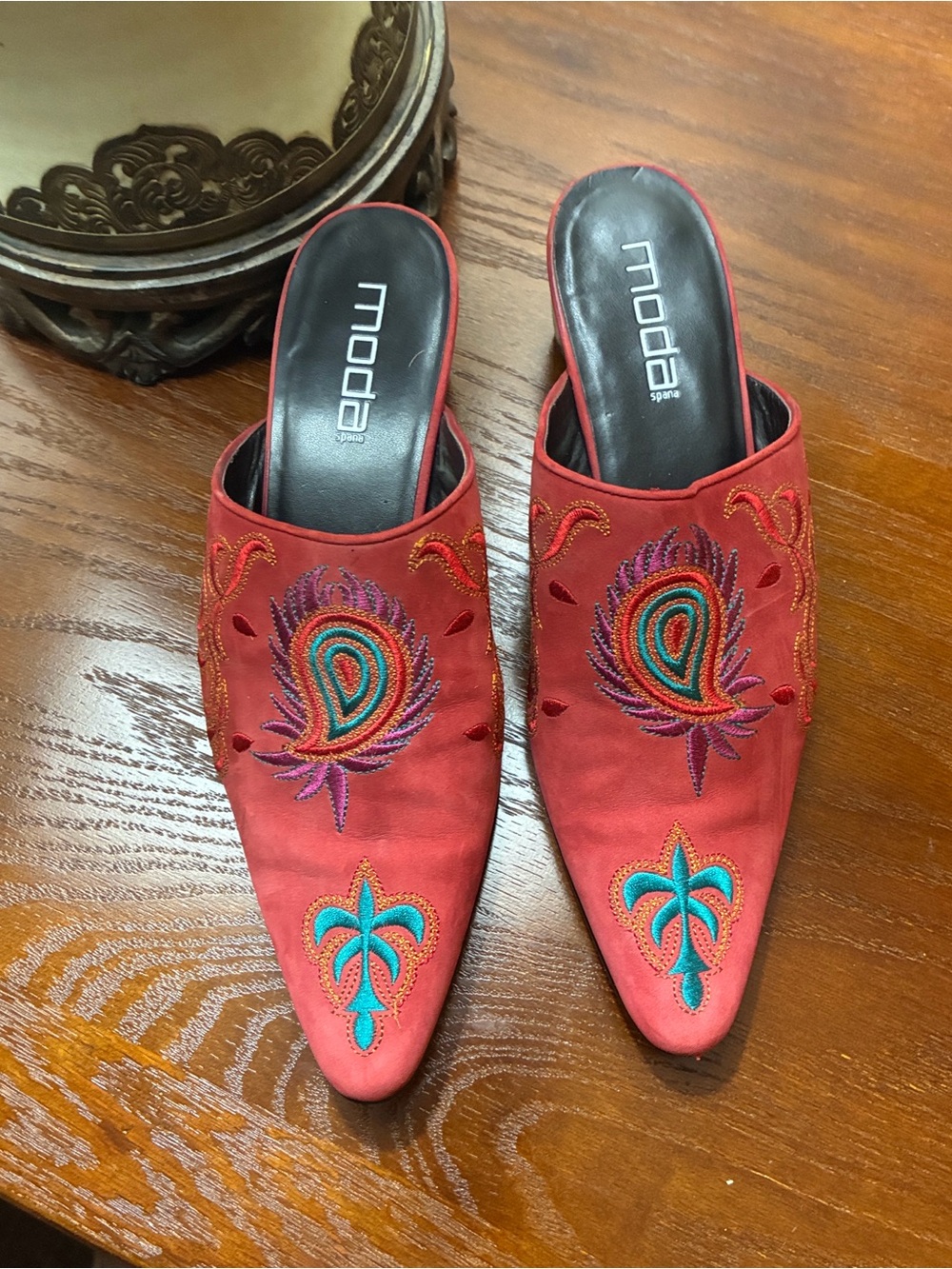 Moda Red Embroidered Slip-On Mules